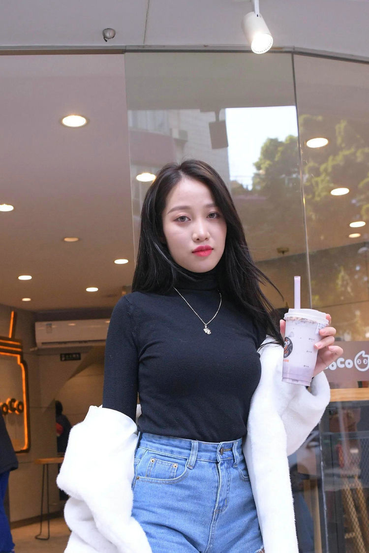 版型 短款开衫搭配吊带连衣裙,显得优雅而得体,女人味十足