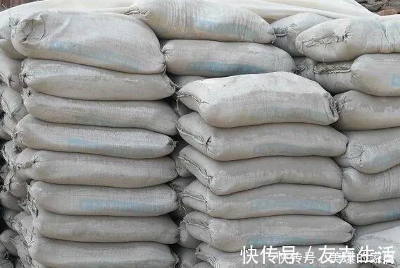 墙砖|贴瓷砖用纯水泥还是加沙子误听了邻居的话,差点毁了整个房子