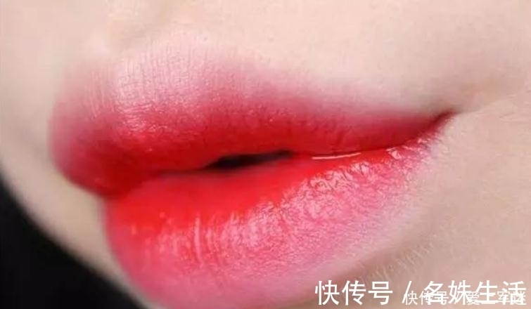 唇膏|直接涂口红的女人太傻了,学会这几招,一整天不沾牙不沾杯不脱色