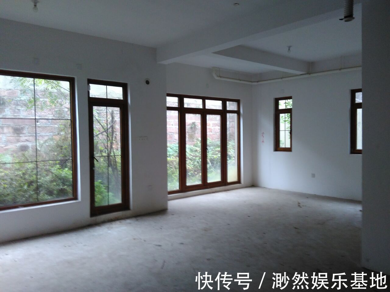 地板|家里装修时,她得罪了一个木工,木工偷偷在她的地板下钉了颗钉子