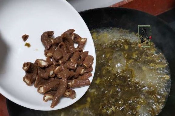 米粉|被人“嫌弃”的菜,却是女儿的最爱,用它煮粉条,酸爽开胃特别香