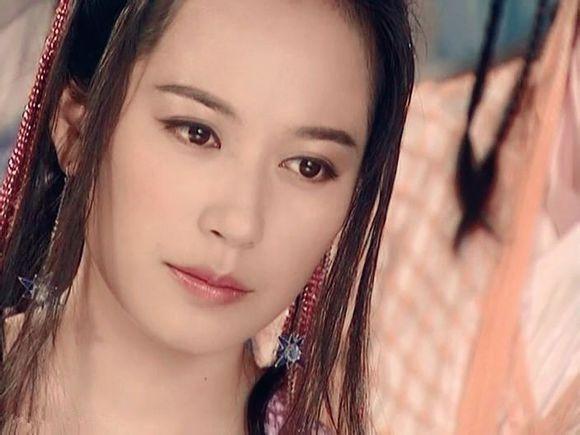 倾国倾城的古装美女,躲过了小龙女,躲过了白浅,却没能躲过她