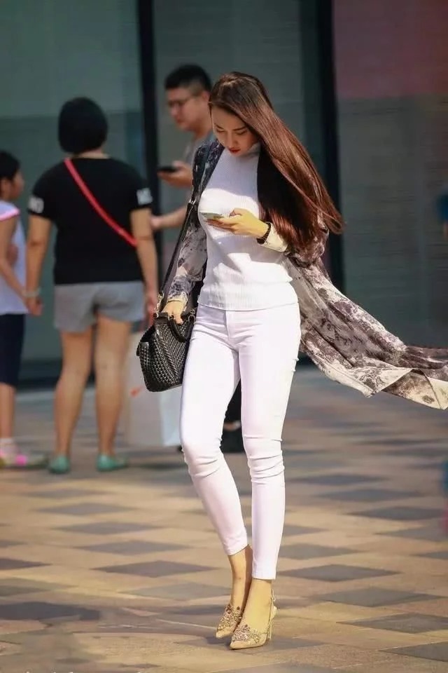 街拍:小姐姐身穿无袖连衣裙,简约的版型,十分的气质