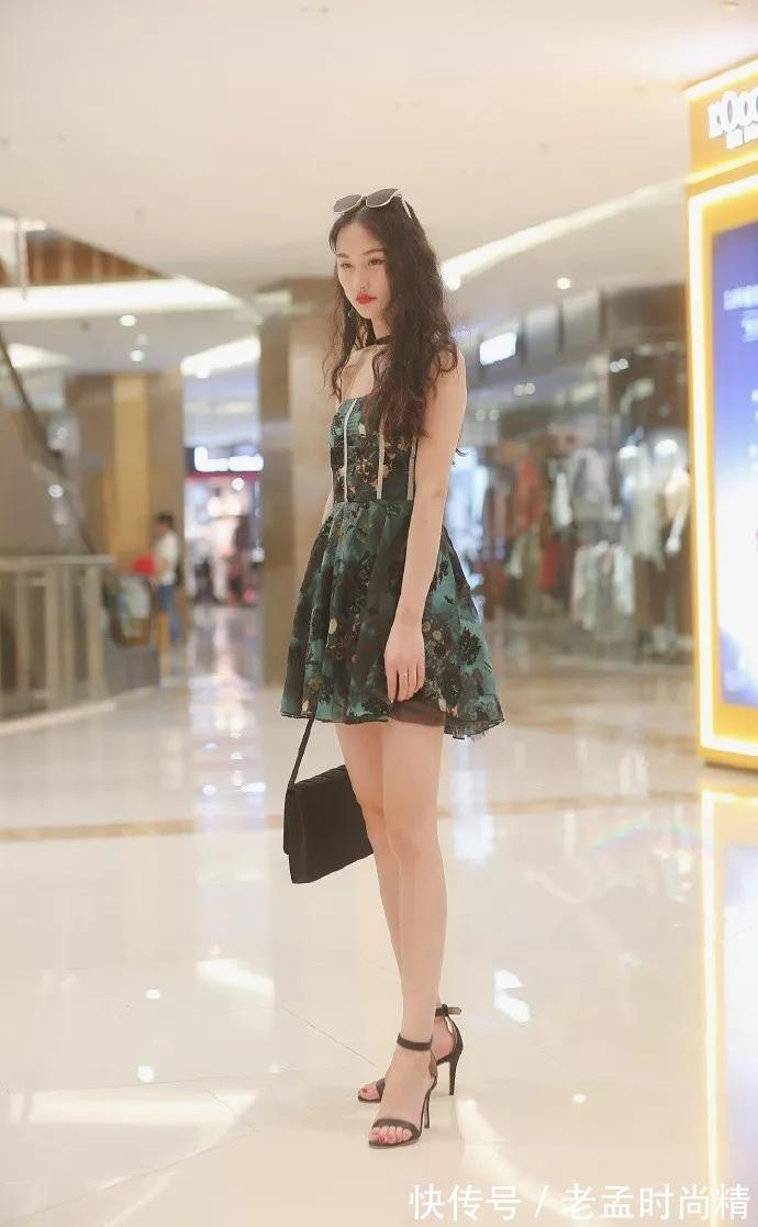 美女|街拍美女:小姐姐脚上一双尖头的高跟鞋,让她逛街的时候充满着优雅与自信