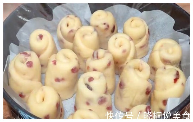 面包在家就能做，一碗面粉搭配两个鸡蛋，不用烤箱，出锅就能吃！