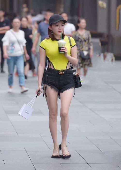 最近火了一种穿法,叫“上面泳衣,下面超短裤”,很洋气