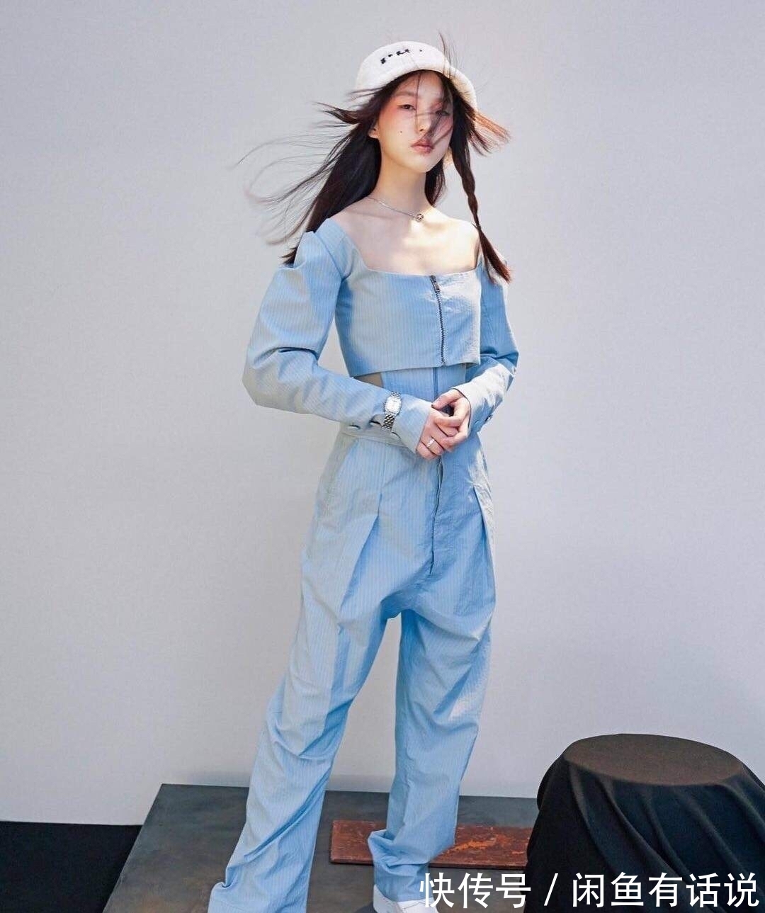 女儿|小S携女儿同台亮相,穿开叉裙站姿妩媚,仍被女儿高级脸抢了镜