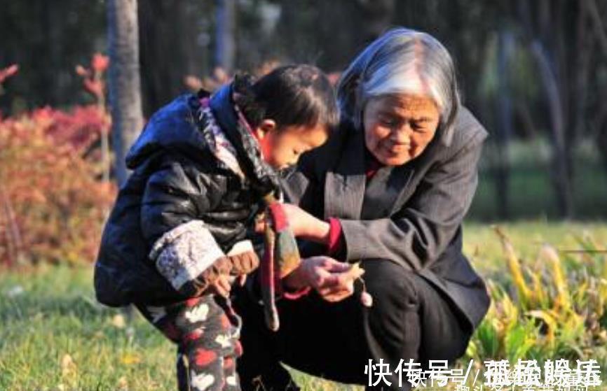 捉迷藏|小女孩玩捉迷藏被遗忘,网友刚想打抱不平,却被孩子颜值惊艳