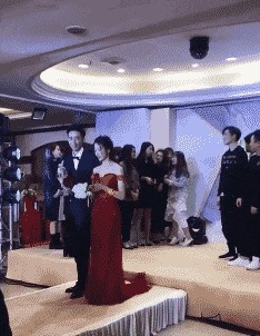 |搞笑GIF：火车站见到的情形，看到这一幕我又相信爱情了