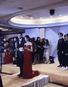 |搞笑GIF:火车站见到的情形,看到这一幕我又相信爱情了