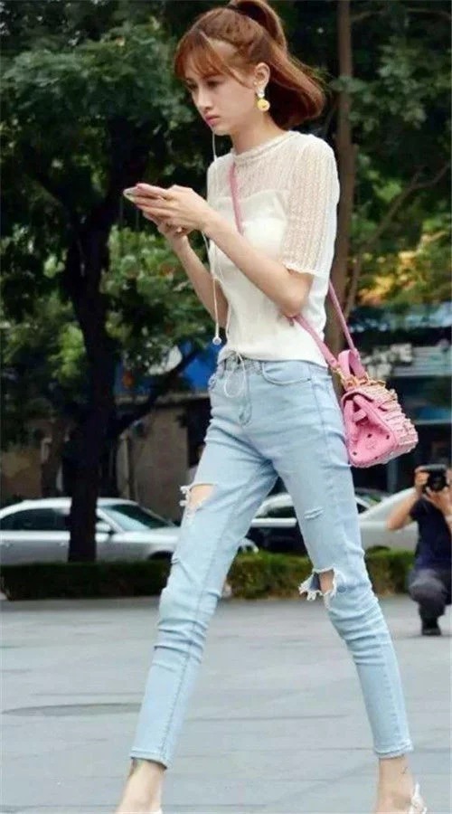 街拍：温婉可人的小姐姐，十分的靓丽，十分的抢眼