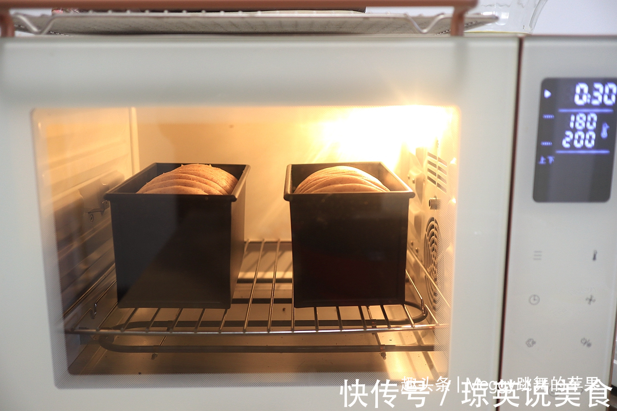 早餐黑全麦面包做得真棒,营养美味又解馋,一点儿不比白面包差