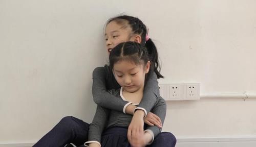 个体|双胞胎宝宝吃饭,哥哥却呼呼大睡,弟弟赶紧“趁人之危”笑翻宝妈