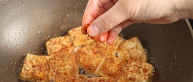 在家想吃铁板豆腐,没有铁板用平底锅做,香辣入味,开胃又下饭