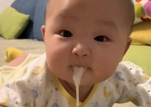 喂奶|宝宝为什么总吐奶提醒别每次都只会竖抱拍嗝,当心有危险