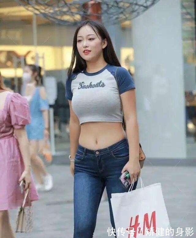 吊带裙|“葫芦”身材的蓝色打底裤美女,用心去搭配,非常迷人