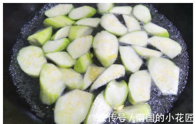 多喝|打丝瓜汤时，记得多加1步，丝瓜翠绿不发黑，立秋后要多喝