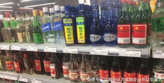 喝白酒之前滴一滴油,真假白酒立刻一目了然,经常喝白酒的注意了!