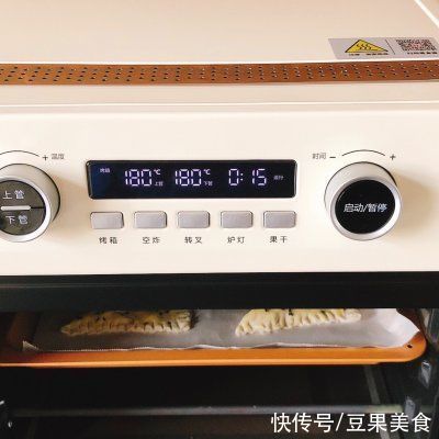 酥得掉渣的香蕉派太好吃了 | 手抓饼版