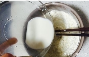 发糕|婆婆做发糕不用手和面,一双筷子就搞定!出锅后我不舍得切开!