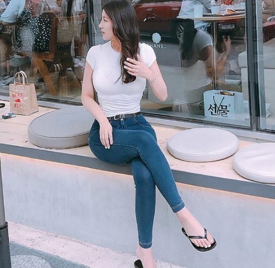 美女 这样的穿搭,尽显甜美洋气感,展现女性高贵优雅的魅力