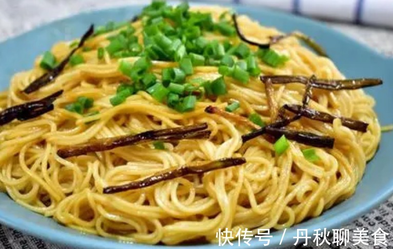 拌面|中午给儿媳妇做了一碗葱油拌面，5分钟就做好，比黄磊做得还好吃