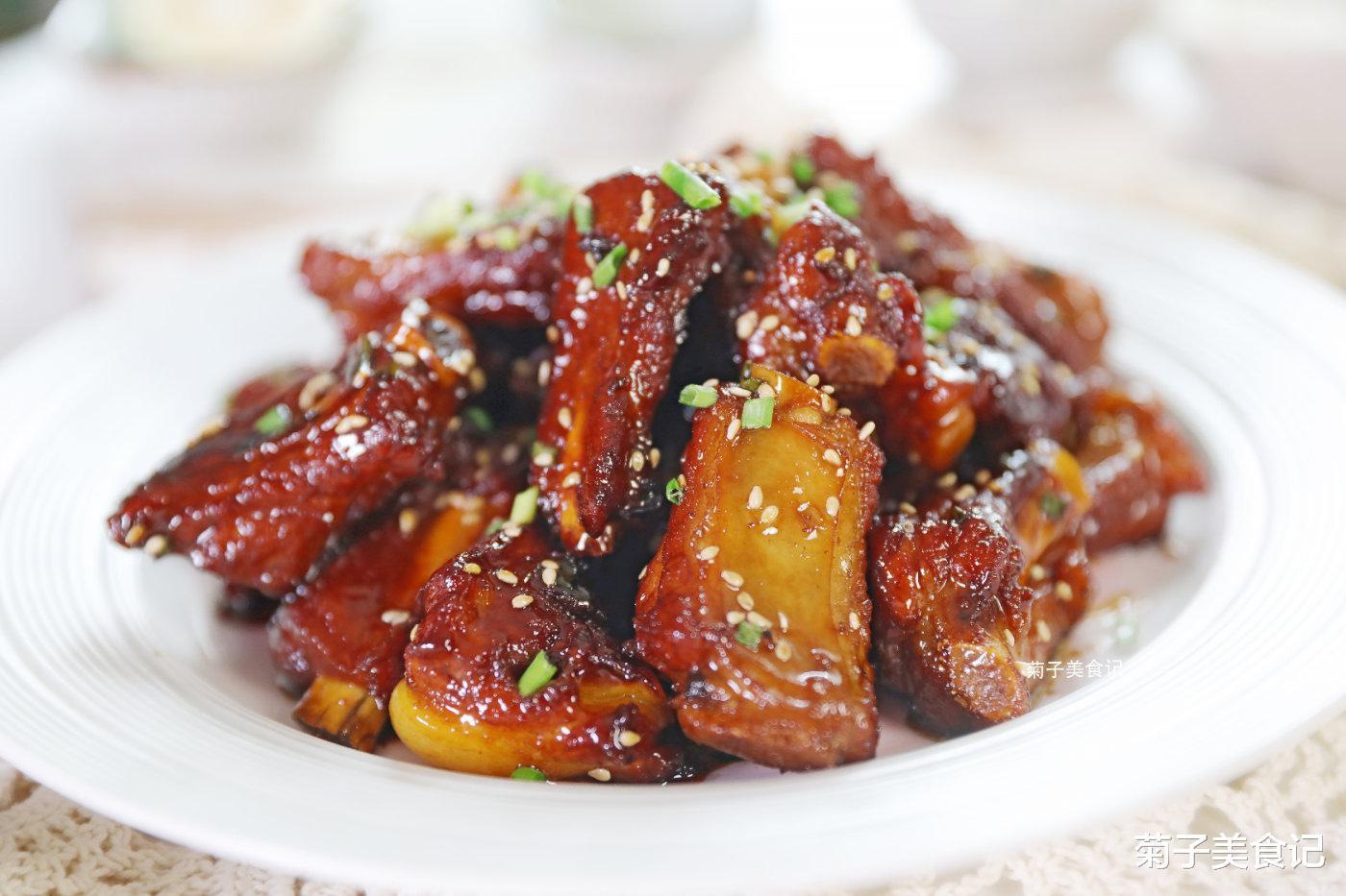 手指|酸甜可口的糖醋排骨,小火炒糖色,好吃到舔手指