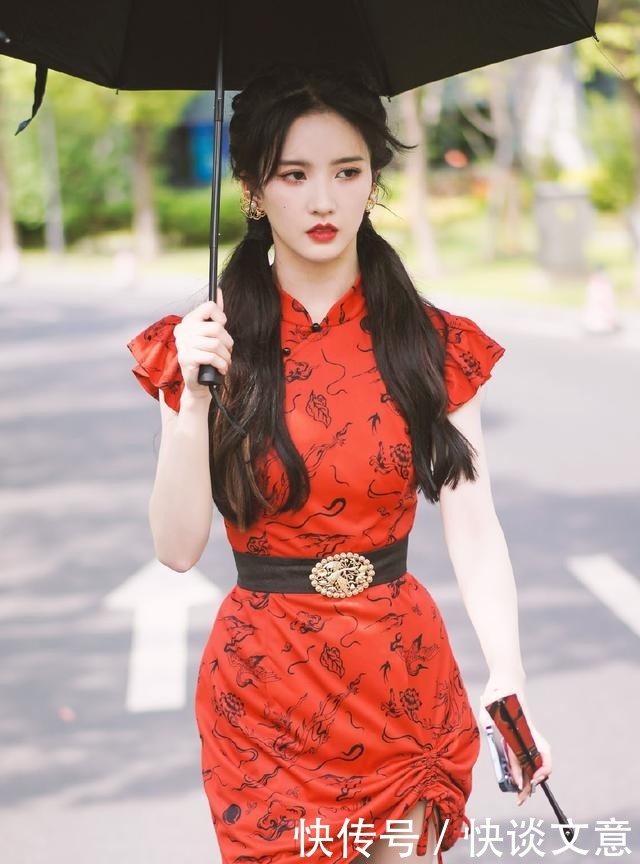 时尚|刘些宁为秀腿真拼,穿短旗袍下摆还打个结,漫画腿真抢镜
