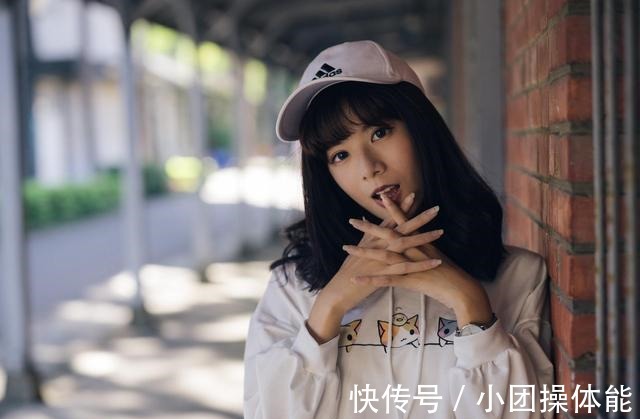 身穿白色 小姐姐身穿白色的帽衫卫衣,搭配牛仔半身裙,俏皮又时尚!