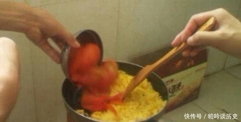 “穷”学生月底是怎么吃饭的?辣椒拌饭都算好的,图4谁看谁心疼