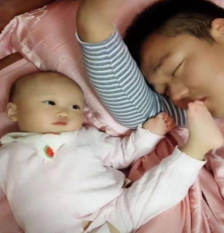 一觉|小姑凉为了叫醒熟睡的爸爸,连淑女形象都不顾,网友就服你