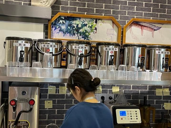 吧台|工位边上就是奶茶吧台，每天都有“喝不完”的奶茶！茶饮研发师到底有多爽？