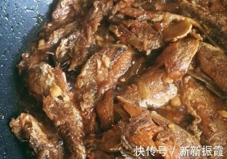 黄花鱼新吃法,煎一煎焖一焖,肉烂骨酥入味好吃,5元就能做一盘