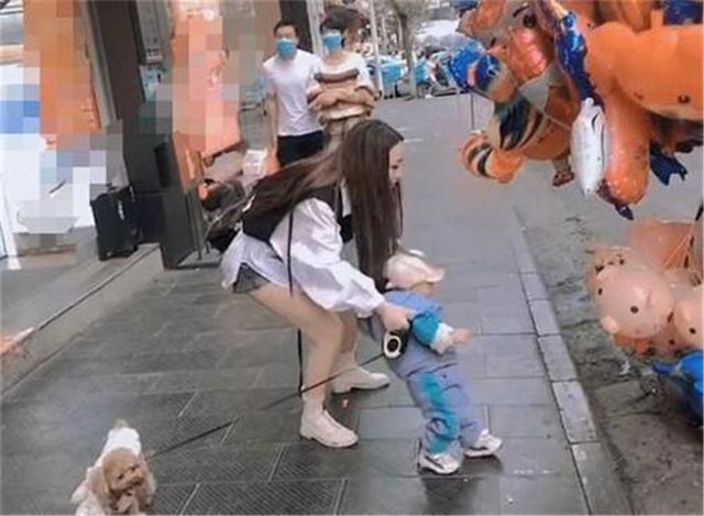 小姨|“最豪迈小姨”走红,熊孩子耍赖拎起就走,网友:宝宝可太难了