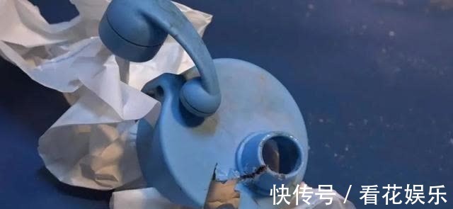 舌头|女孩喝水被水杯“卡住舌头”,家有这类水杯要注意,别给孩子用了