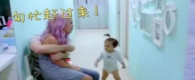 妈妈|看到妈妈坐在爸爸腿上,1岁女儿这吃醋的模样,让爸妈哭笑不得