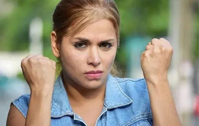 自然|为什么睡到半夜总是“自然醒”当心这2种情况,别再视若无睹