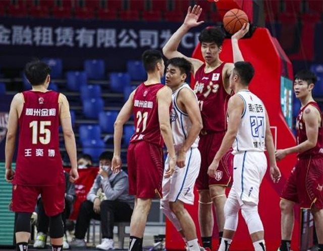 宁波男篮|反常!CBA混乱,裁判拒罚当事人却吹罚助力者,火爆教练乖乖熄火
