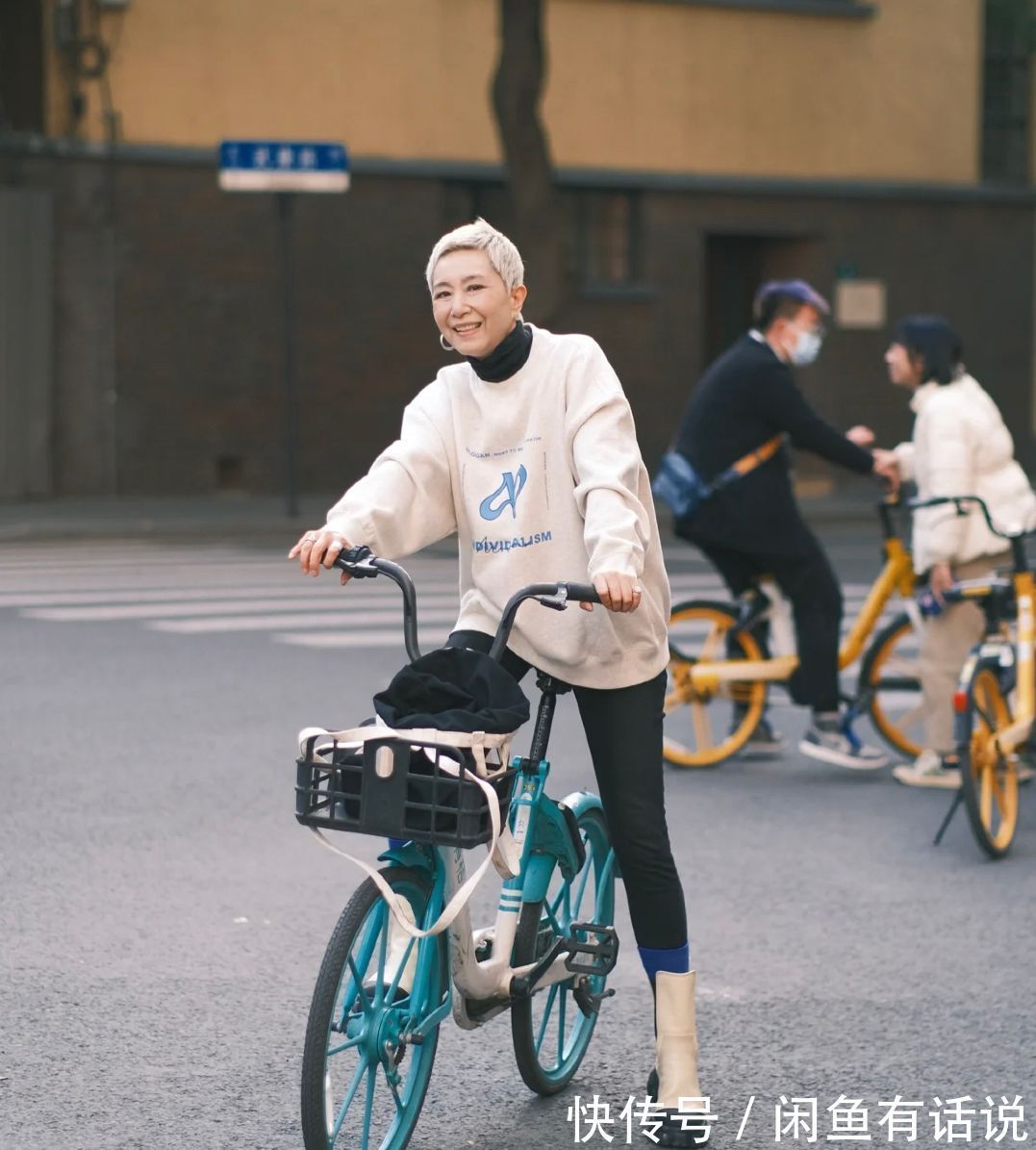 衣服 60岁奶奶把400多一套的衣服,穿出高定感,终于明白气质与钱无关