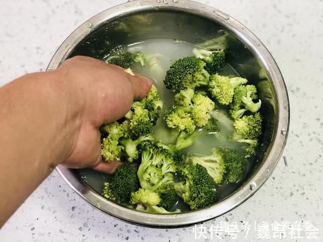 小米椒|凉拌西兰花用不用焯水十个人九个错,难怪西兰花营养流失不好吃