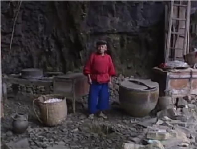 深山中|深山中的白毛女:隐居30年,惨遭魔爪爱子早夭,疯了整整一辈子!