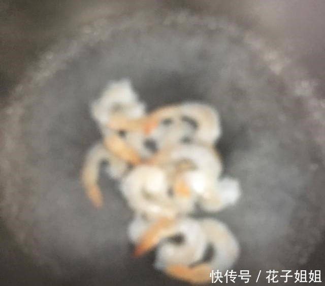  黑椒海鲜粉丝煲，香味扑鼻，好吃又下饭