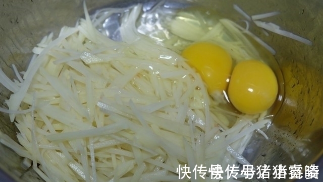 土豆、鸡蛋加面粉，轻松做出快手早餐饼，成本低营养好，值得推荐