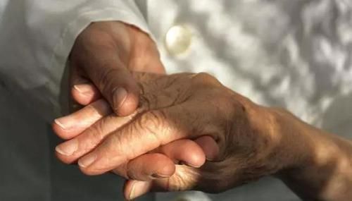 肠道|55岁,是长寿关键期,护“三处”,按“三穴”,离长寿更进一步