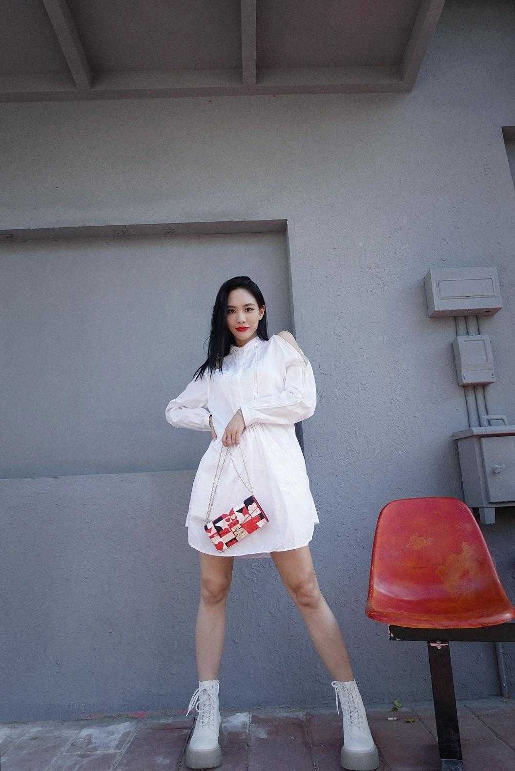 白色连衣裙|毛阿敏又美回来了,一身白色穿搭配短发很高级,身材高挑气场足