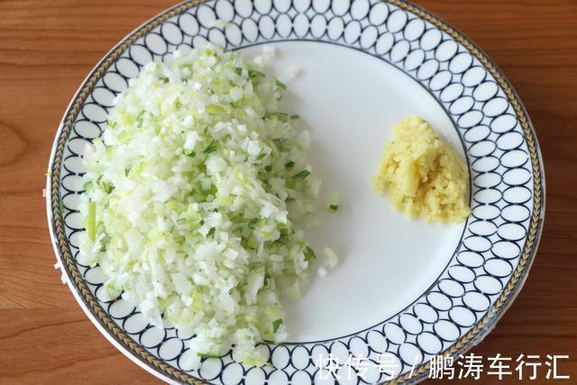 大葱猪肉饺子馅儿怎么调才好吃?北方地道的做法,味香料足真好吃