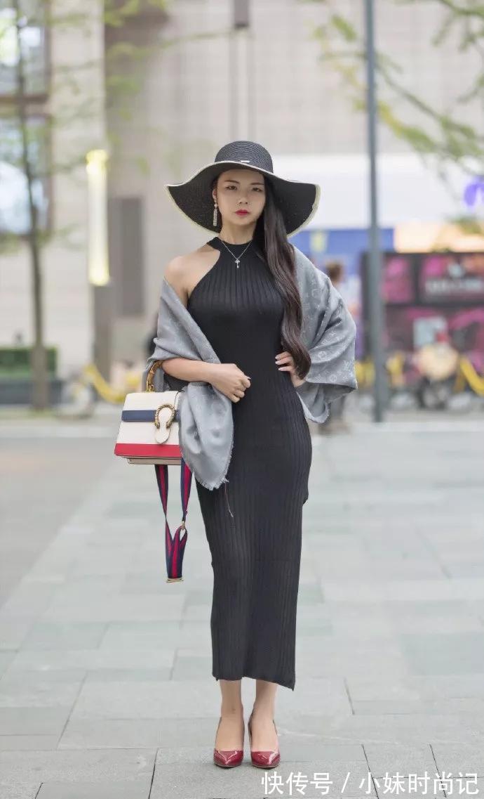 高跟鞋|街拍:小姐姐脚上穿上一双酒红色的高跟鞋,看着轻熟又有气质