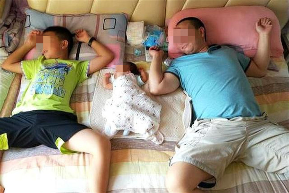 孩子|被宝宝“投降式”睡姿逗笑,绑都绑不住,网友全国统一姿势