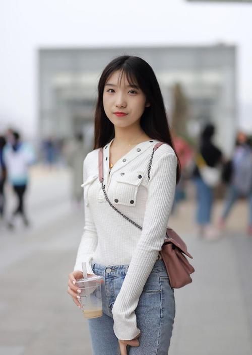 小姐姐搭配牛仔裤,装扮出自然美感,简约风向你袭来