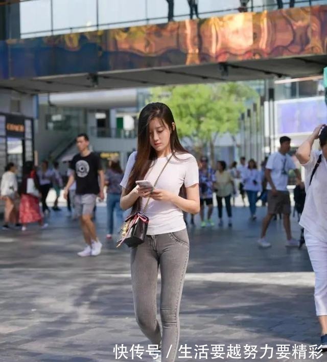 打底裤 超时髦的打底裤穿搭,个性靓丽又显身材,真佩服她!